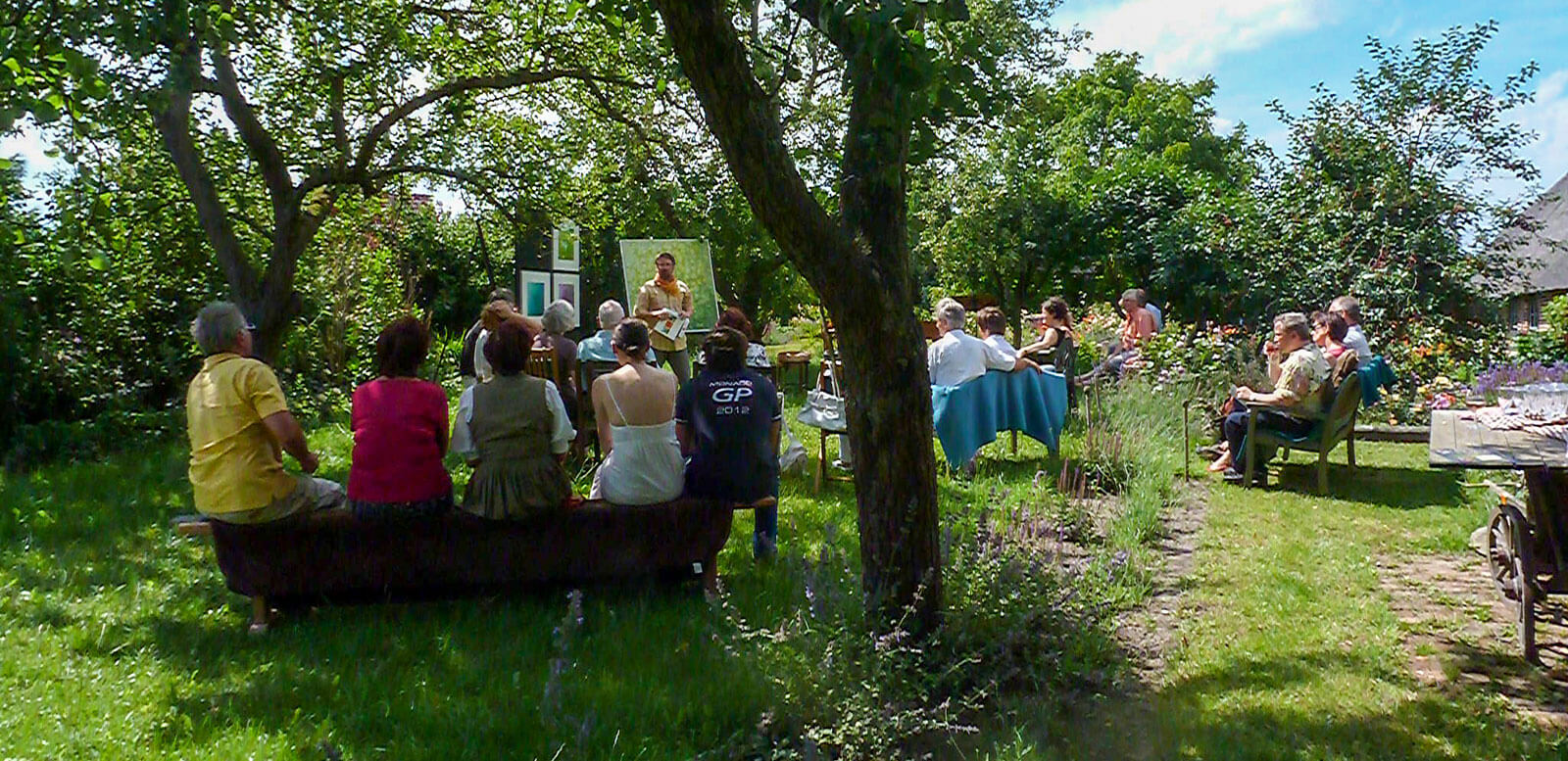 Olaf Hoppe mit Gästen im Garten